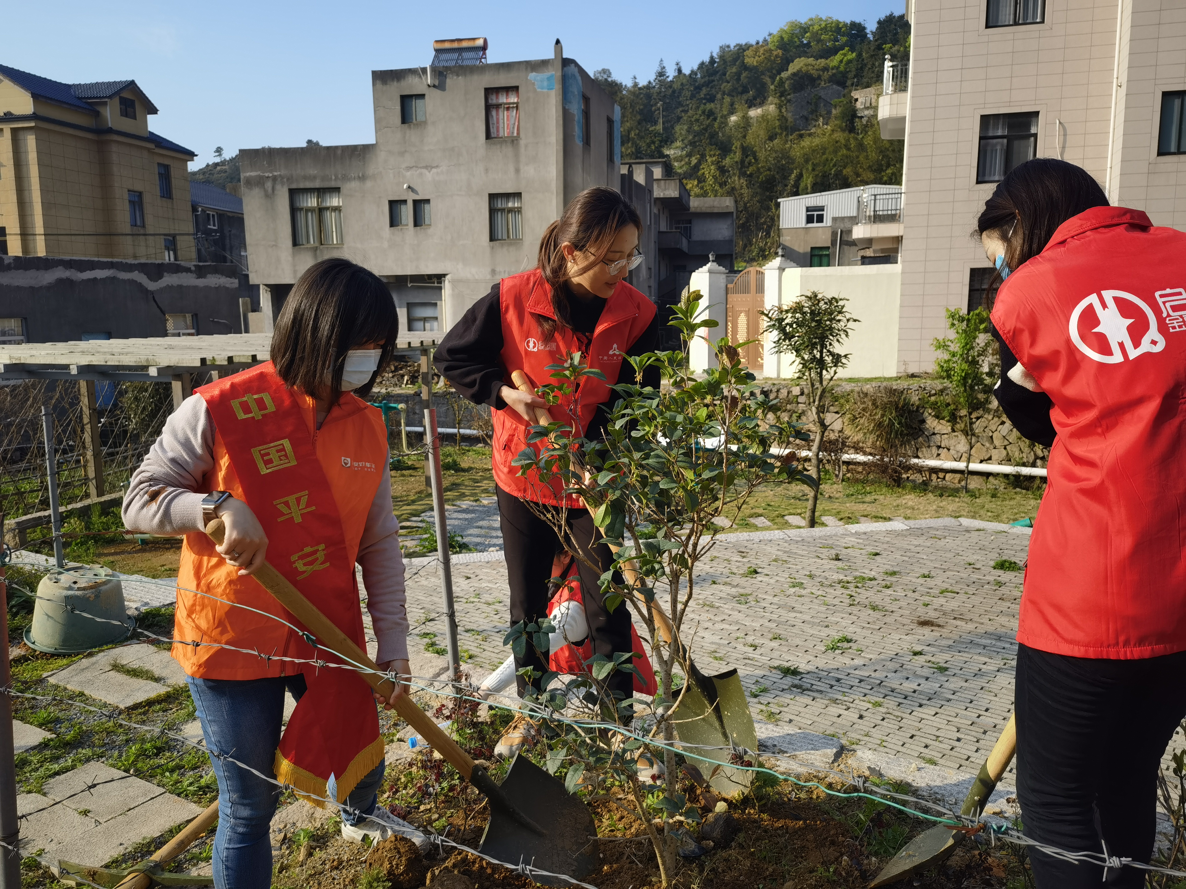 积极践行雷锋精神.jpg